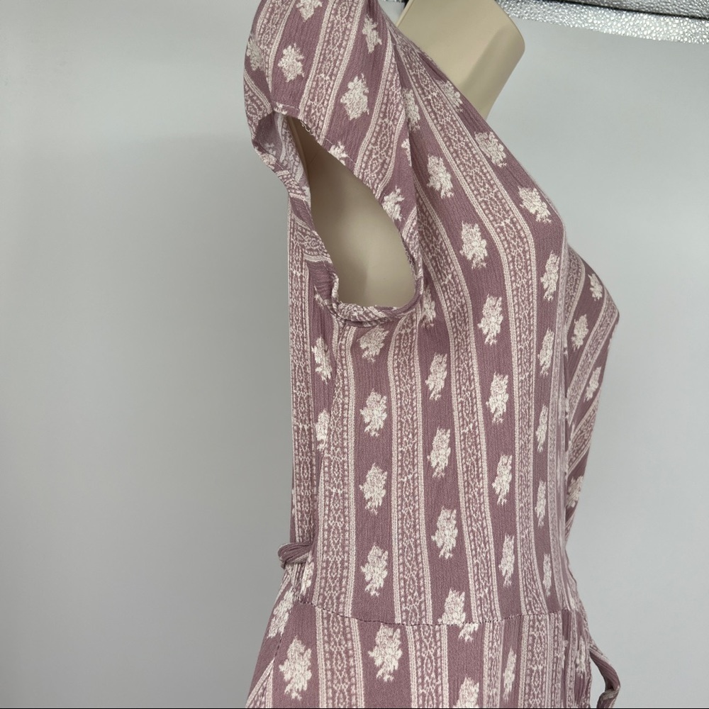 Le Lis Wrap Floral Side Tie V-Neckline Cap Sleeve Striped Mauve Midi Dress - Picture 5 of 13
